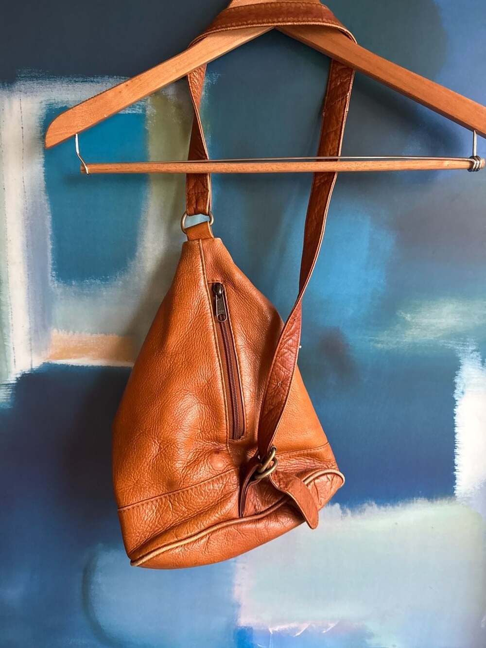 The Walking Co. Brown Pebbled Leather Teardrop Sling Bag Backpack Made in Colomb - Picture 5 of 10
